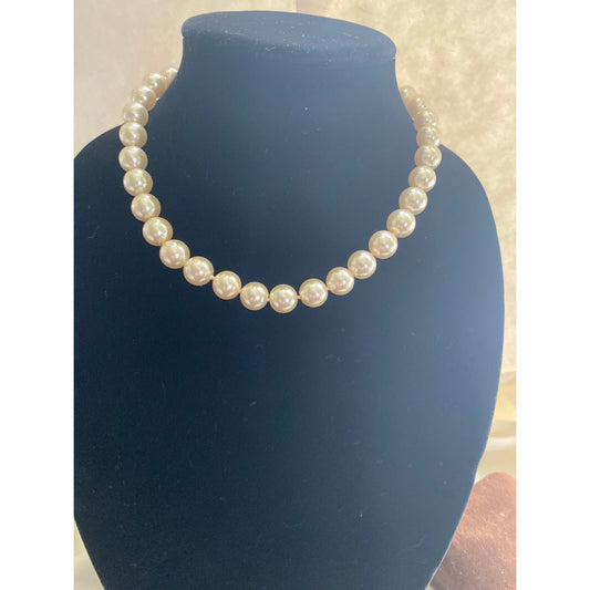Elegant Vintage white Faux Peral necklace with Gold Clasp