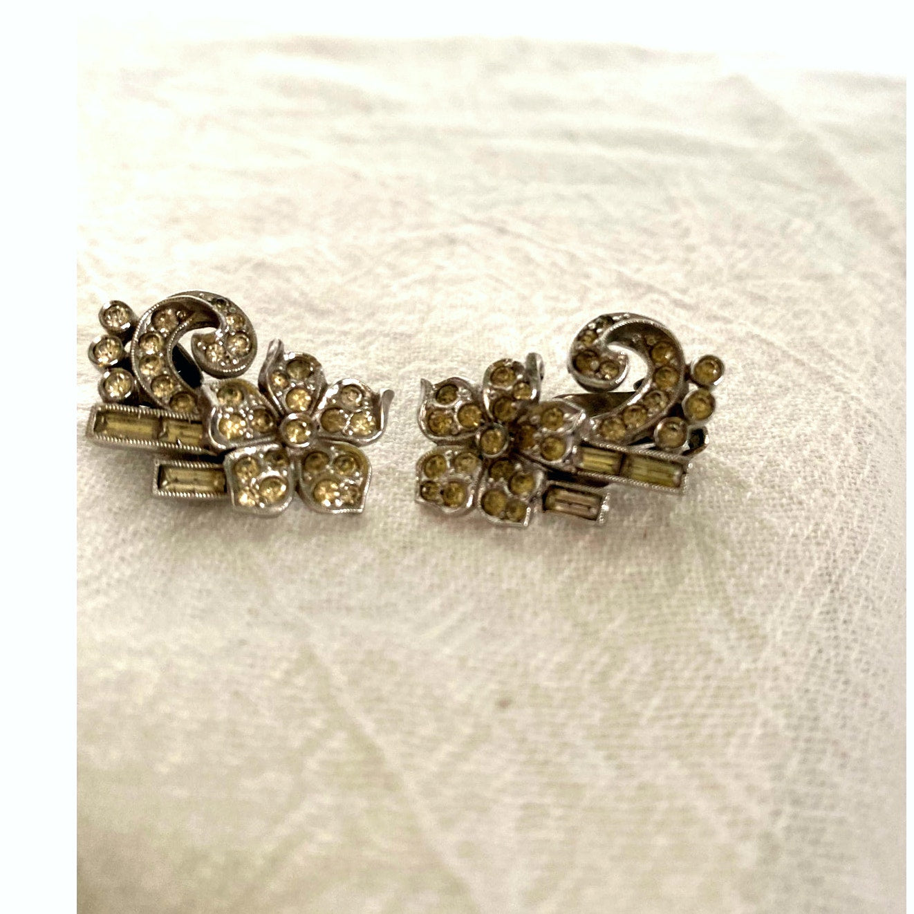 VTG Floral rhinestone clip on Earrings elegant 1950 Silver tone costume jewelry