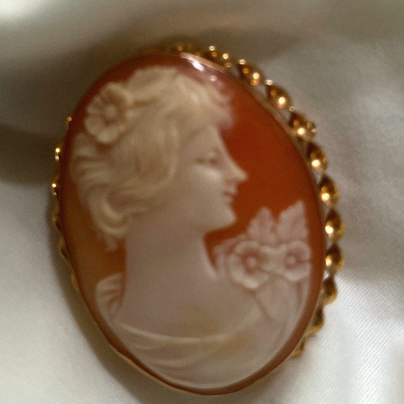 Vintage exquisite quality Authentic shell Cameo brooch 9ct gold