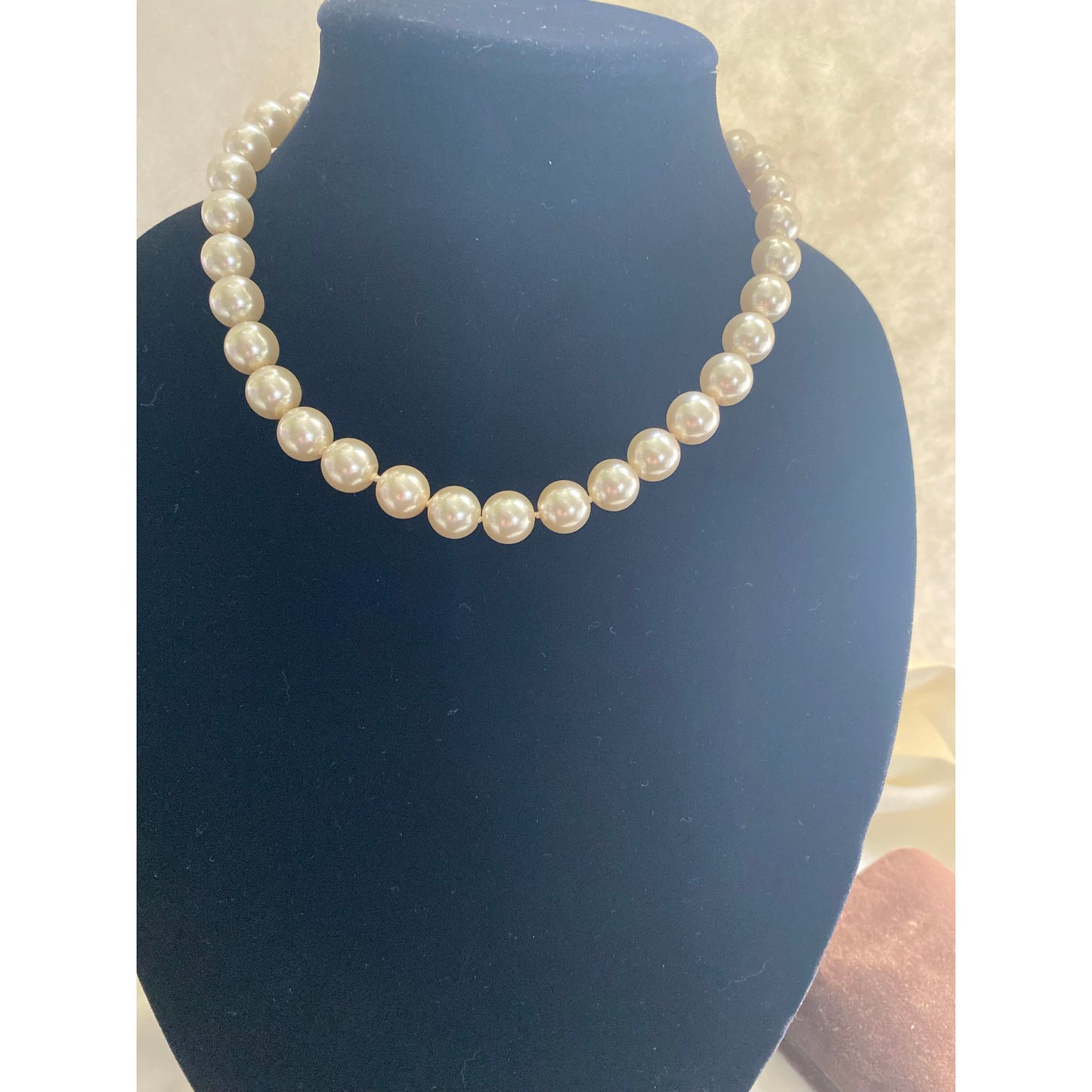 Elegant Vintage white Faux Peral necklace with Gold Clasp