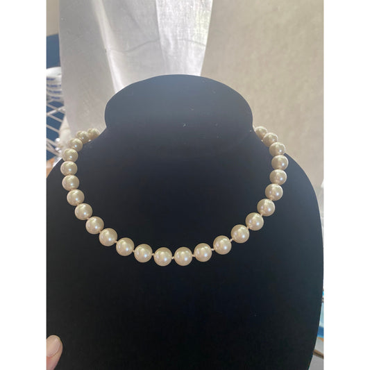 Vintage Faux Peral Necklace with Gold Clasp Classix 18" strand elegant classic