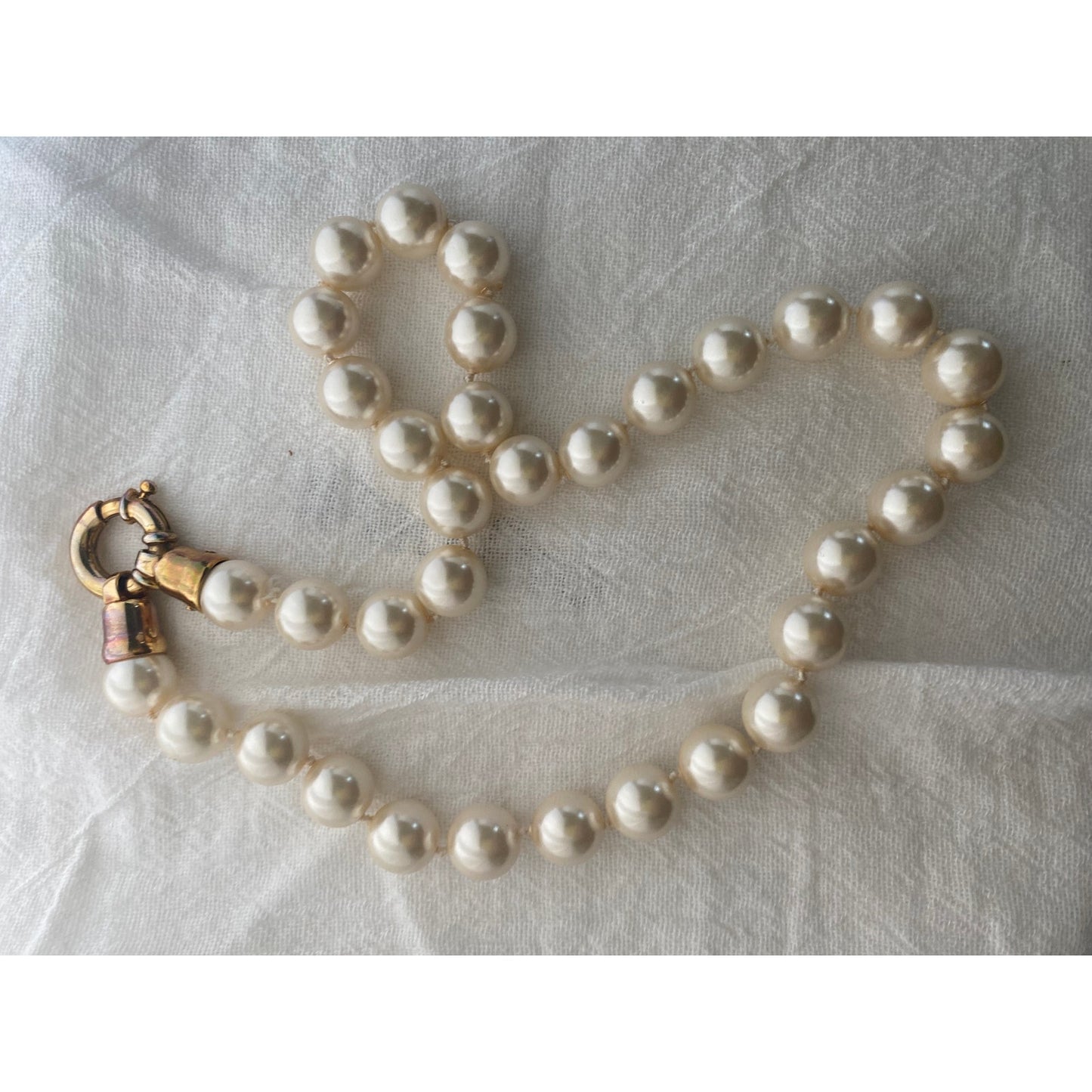 Vintage Faux Peral Necklace with Gold Clasp Classix 18" strand elegant classic