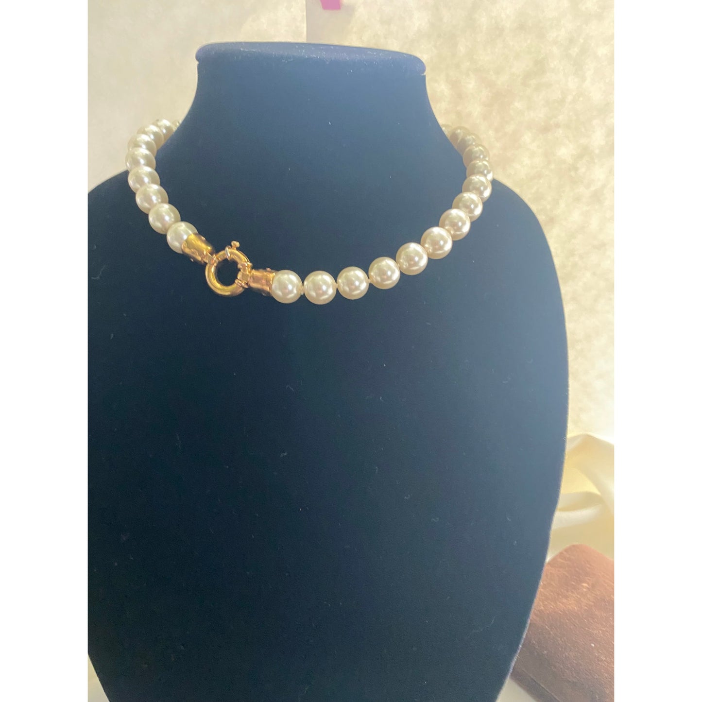 Elegant Vintage white Faux Peral necklace with Gold Clasp