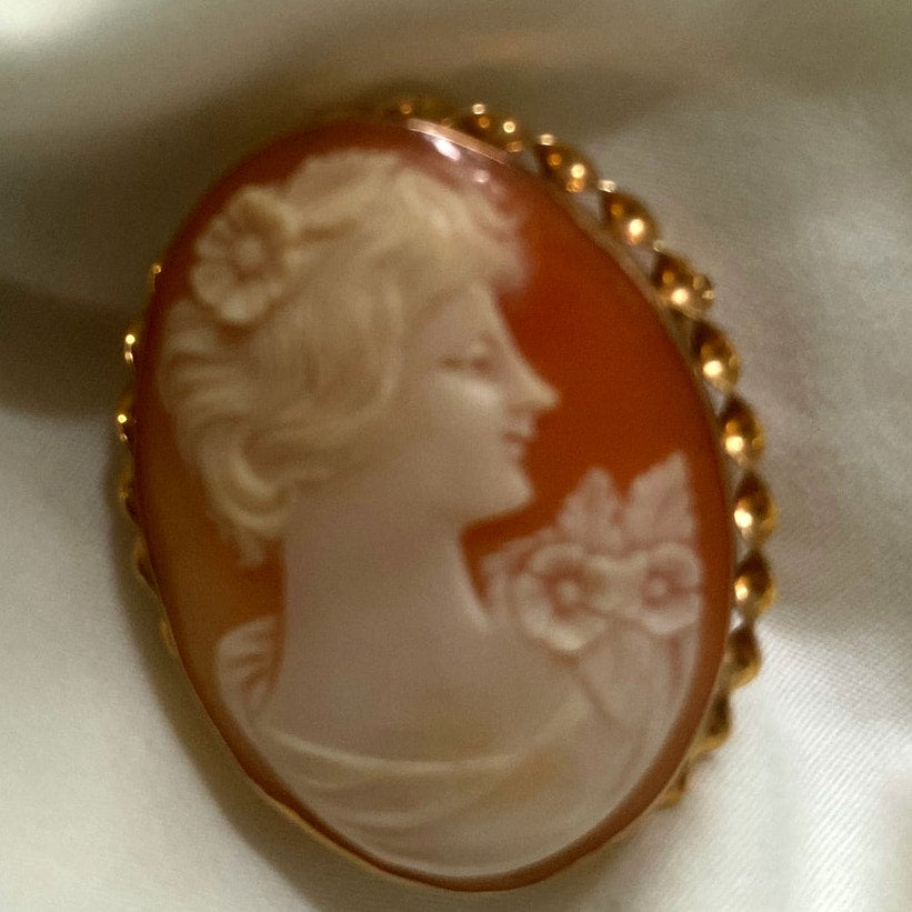 Vintage exquisite quality Authentic shell Cameo brooch 9ct gold