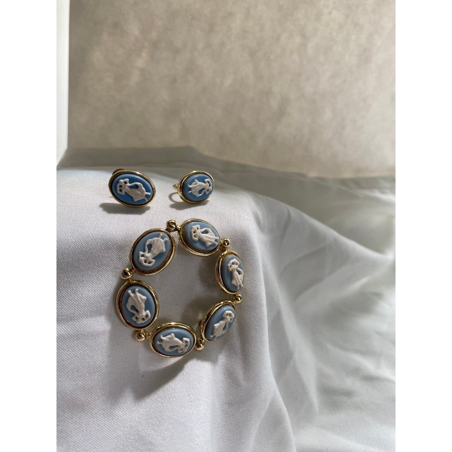Vintage Long craft Cameo Brooch and earrings clip on