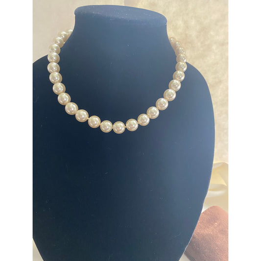 Elegant Vintage white Faux Peral necklace with Gold Clasp