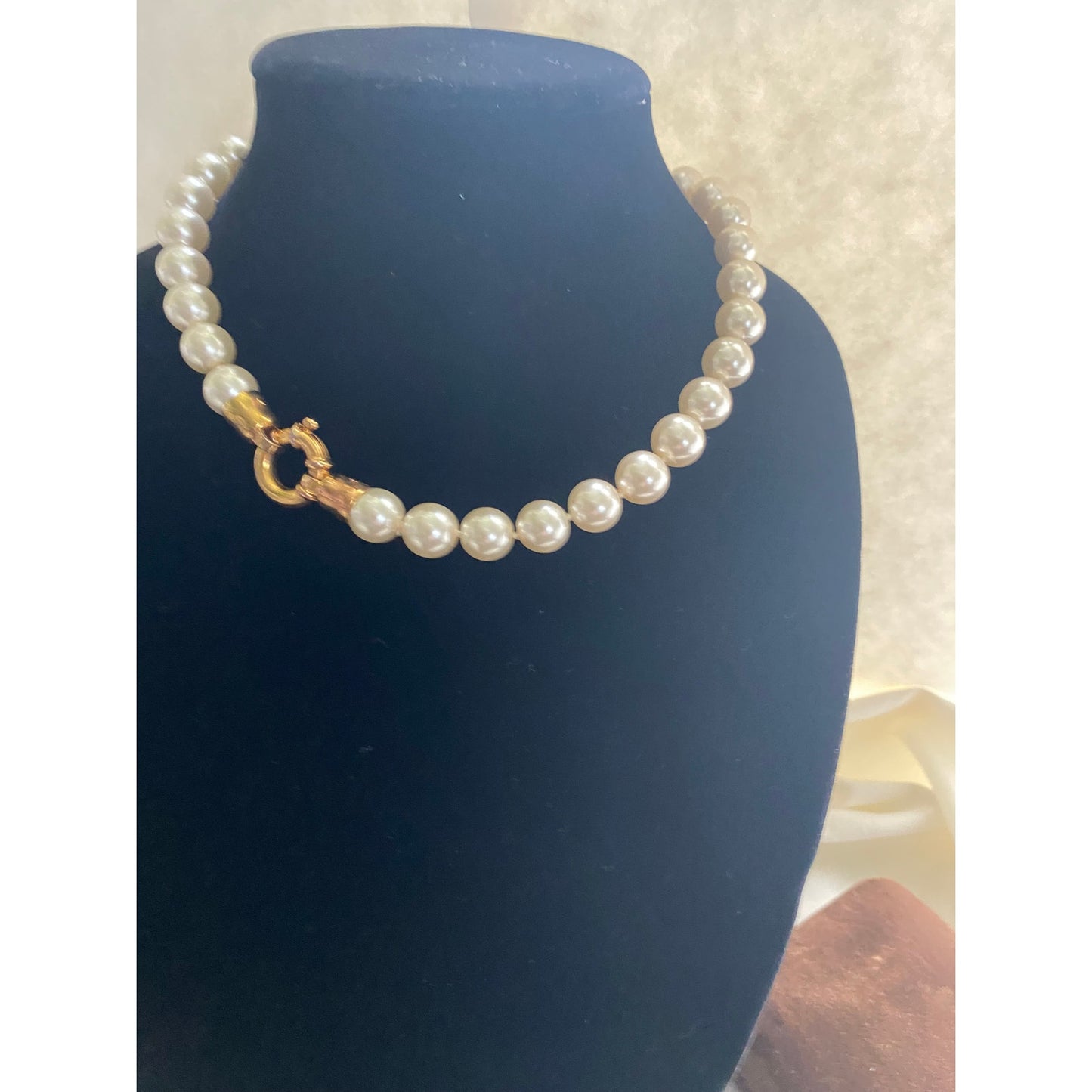 Elegant Vintage white Faux Peral necklace with Gold Clasp