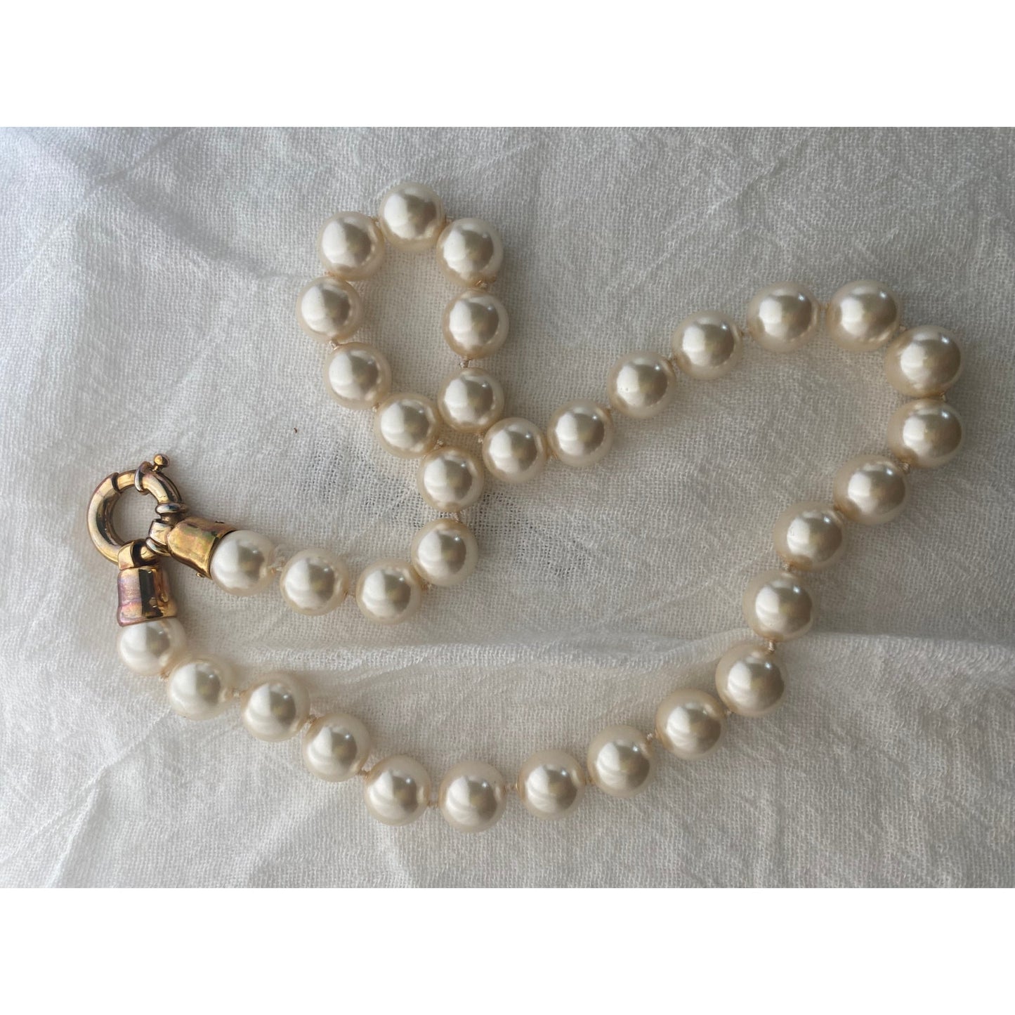 Vintage Faux Peral Necklace with Gold Clasp Classix 18" strand elegant classic