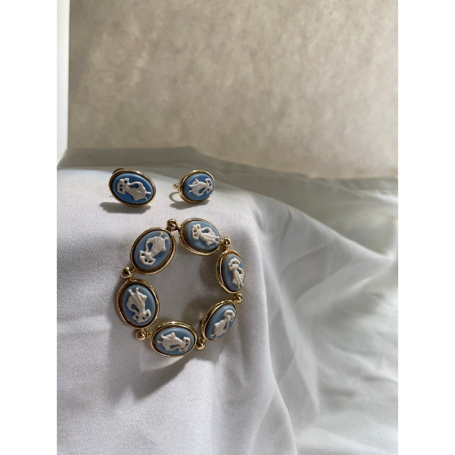 Vintage Long craft Cameo Brooch and earrings clip on