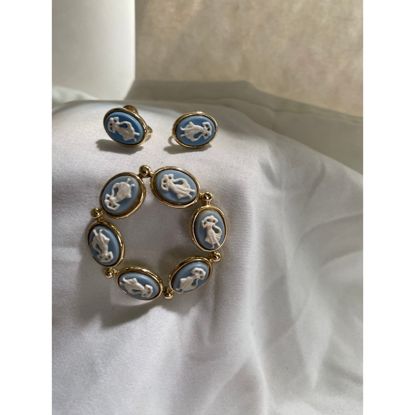 Vintage Long craft Cameo Brooch and earrings clip on