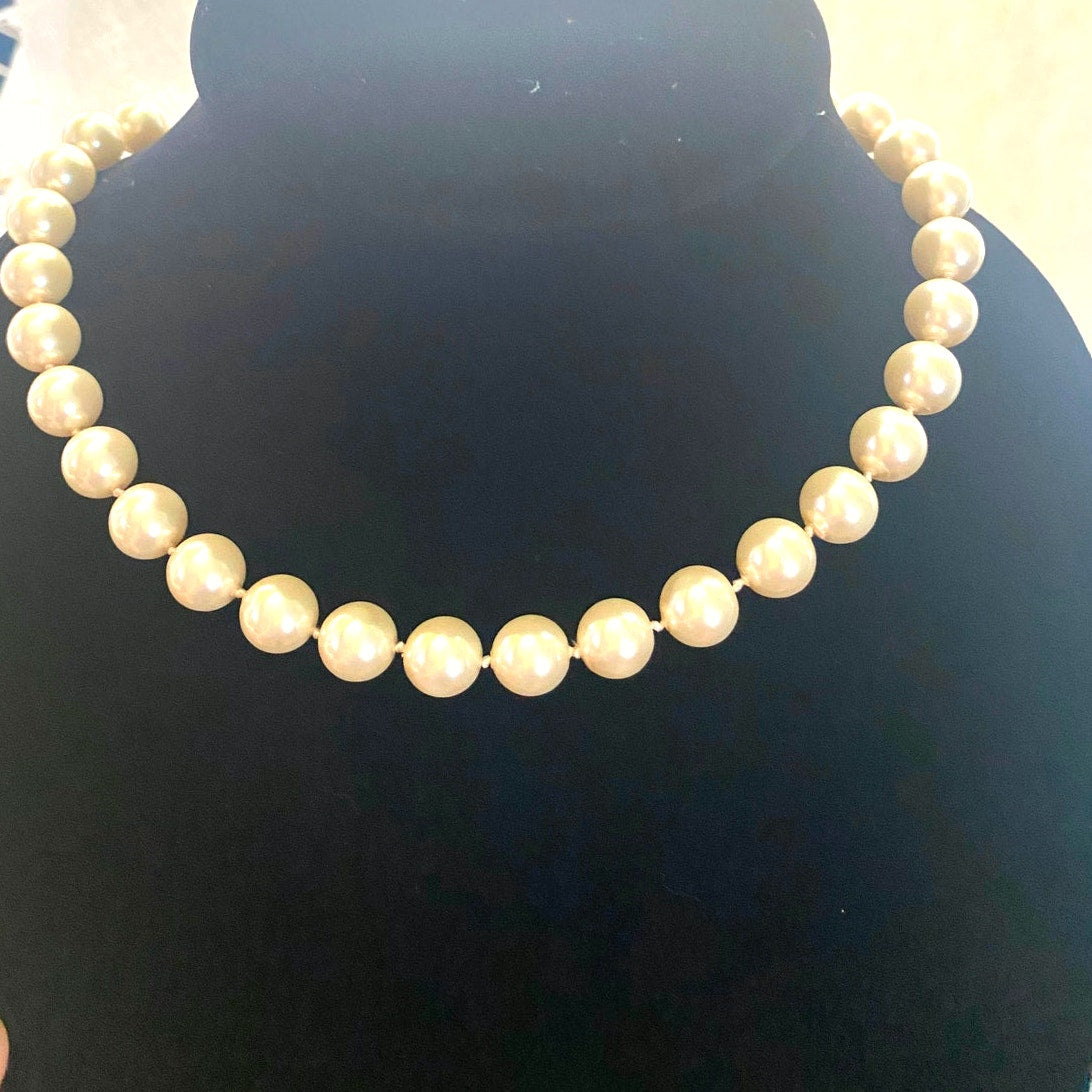 Vintage Faux Peral Necklace with Gold Clasp Classix 18" strand elegant classic