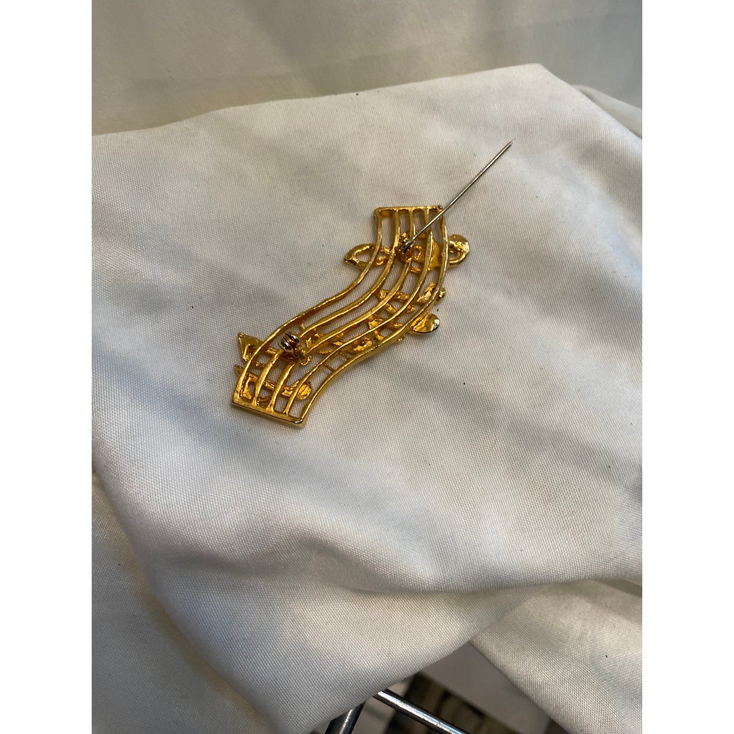 Brooch Bass Clef and musical notes gold tone