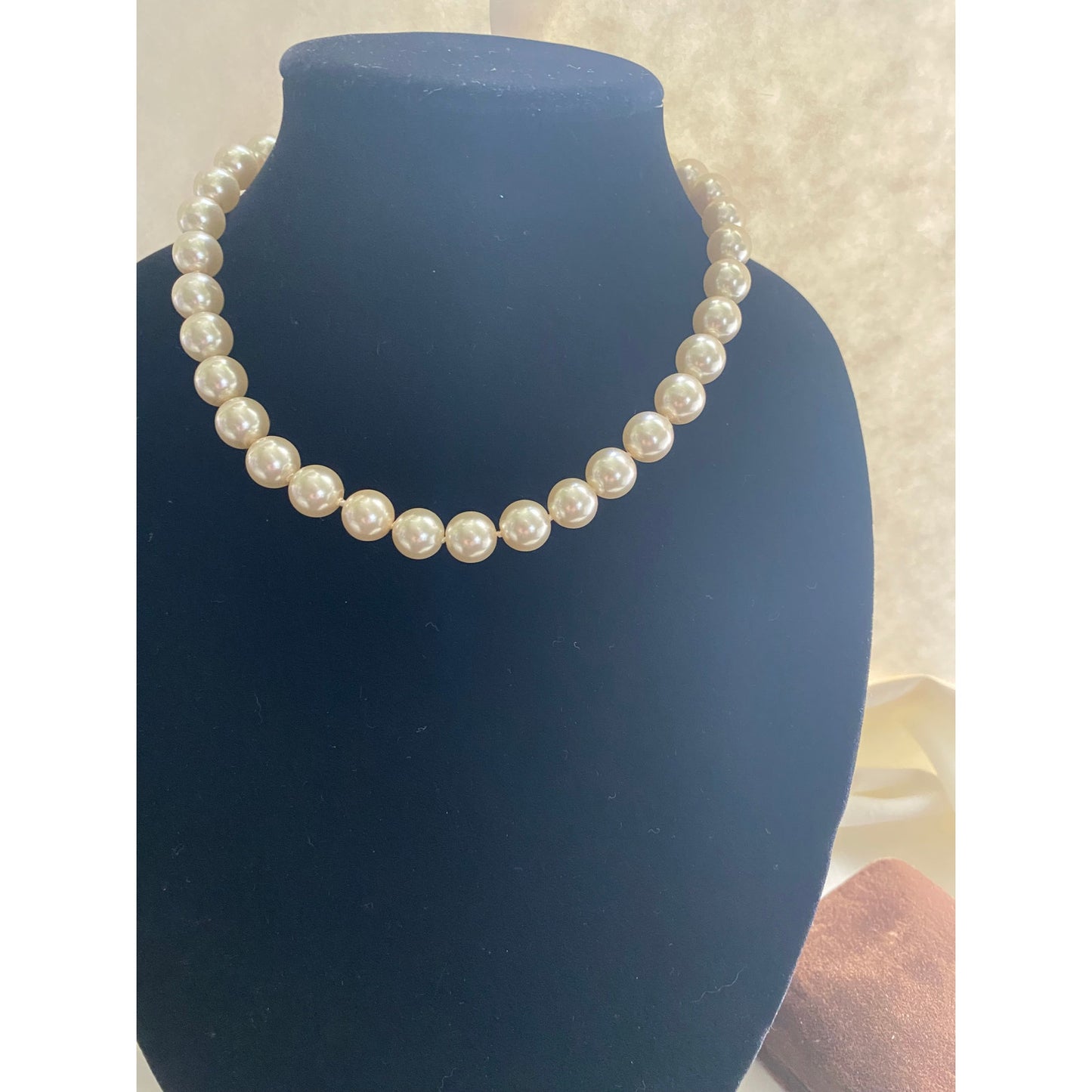 Elegant Vintage white Faux Peral necklace with Gold Clasp