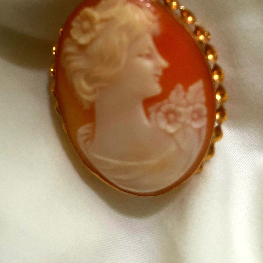 Vintage exquisite quality Authentic shell Cameo brooch 9ct gold