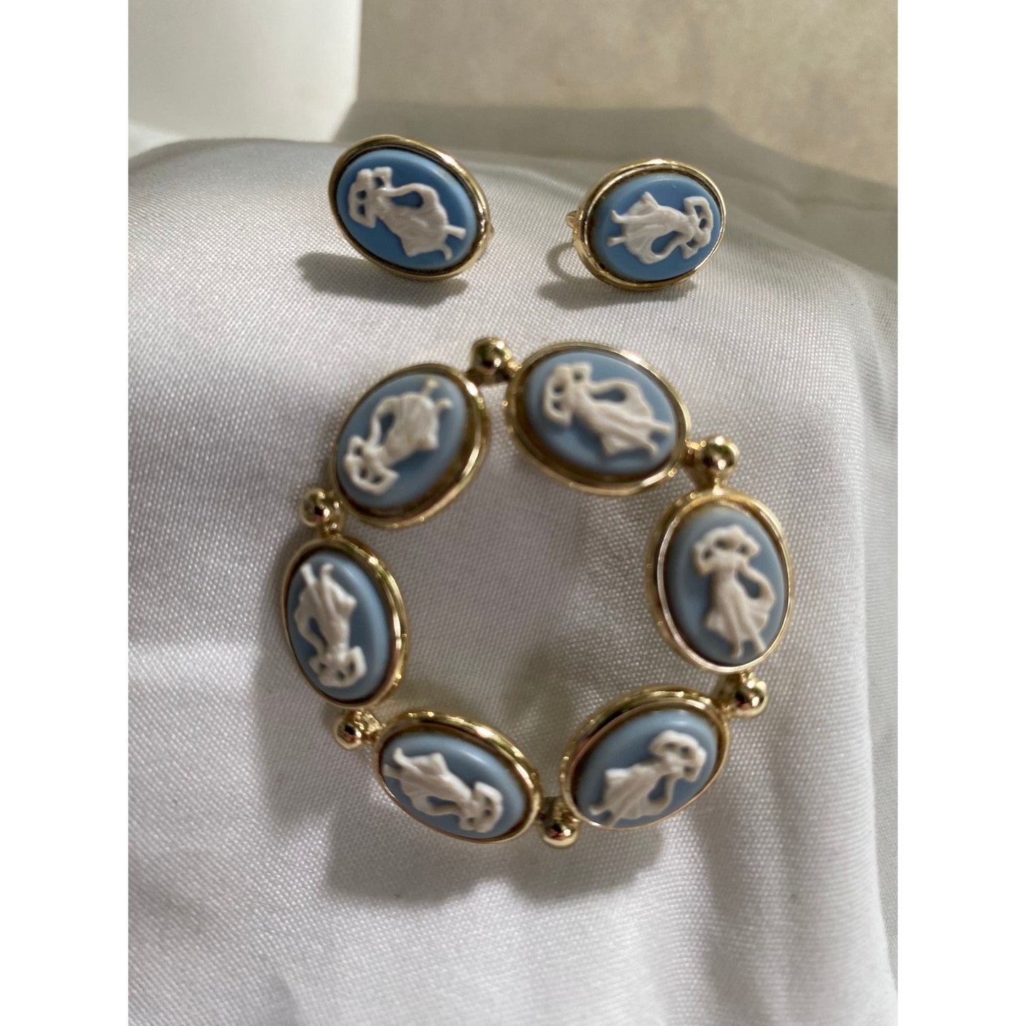 Vintage Long craft Cameo Brooch and earrings clip on