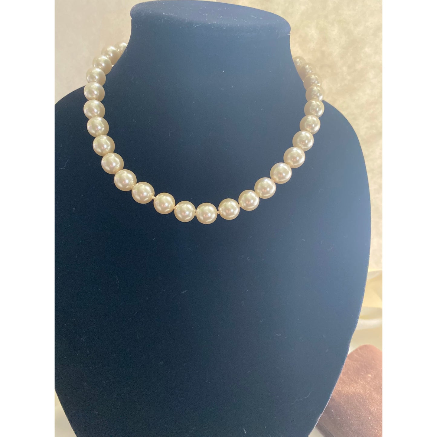 Elegant Vintage white Faux Peral necklace with Gold Clasp