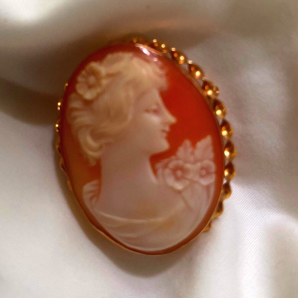 Vintage exquisite quality Authentic shell Cameo brooch 9ct gold